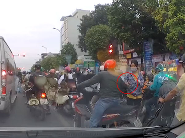 Phẫn nộ clip yêu râu xanh thò tay sàm sỡ cô gái phát tờ rơi ngay giữa đường phố Hà Nội