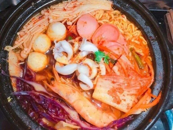 Tiết lộ choáng váng về góc khuất phía sau món mì cay, buffet giá rẻ từ một cựu nhân viên phục vụ khiến chị em giật mình