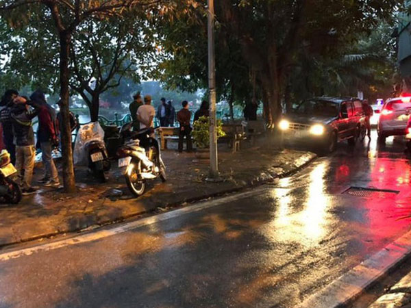 Hà Nội: Phát hiện thi thể nữ nổi trên hồ Yên Hoa