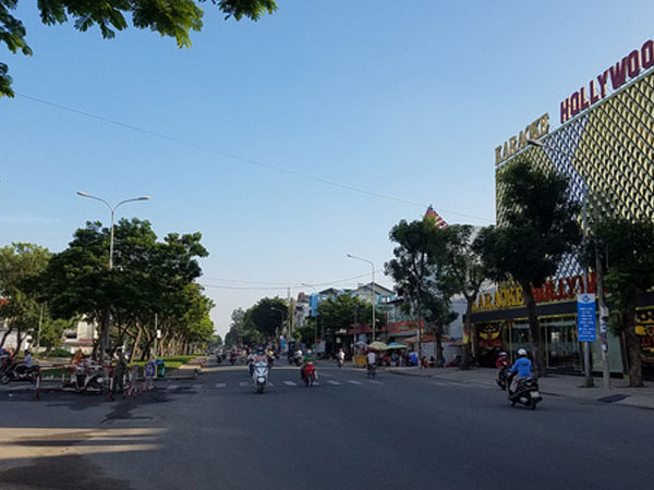 Can ngăn 2 cô gái đánh nhau ở Sài Gòn, 2 nhóm thanh niên hỗn chiến kinh hoàng trên phố