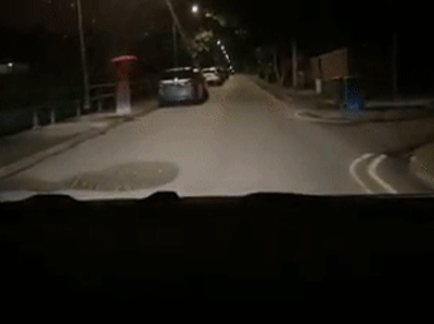 Video: Sởn tóc gáy đoạn clip 'ma nữ áo trắng' cầm dù đứng bên đường nhưng đáng ngưỡng mộ là thái độ bình tĩnh của tài xế ô tô