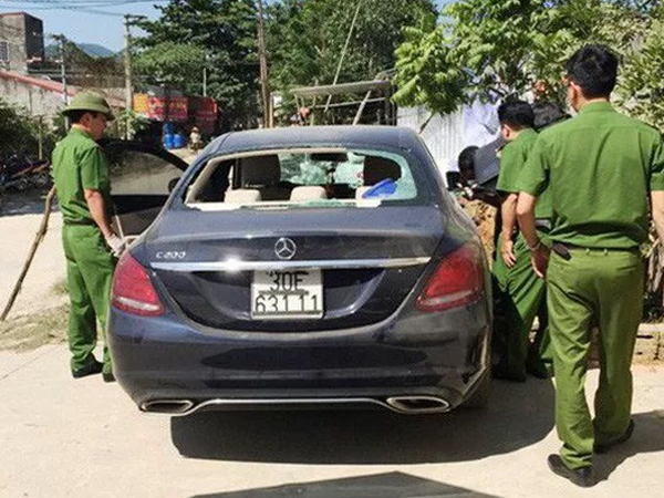 Xe Mercedes bị đập phá, bỏ lại ven đường: Do vợ chồng cãi nhau