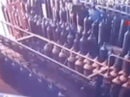 Video: Khoảnh khắc bình oxy phát nổ, lửa bùng lên kinh hoàng khiến 2 người tử vong