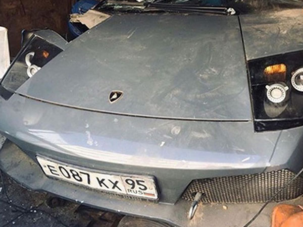 Siêu xe Lamborghini Murcielago bị vứt trong nhà kho như phế liệu