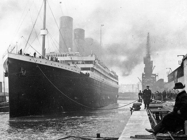Ngắm xác tàu Titanic huyền thoại trước khi biến mất hoàn toàn