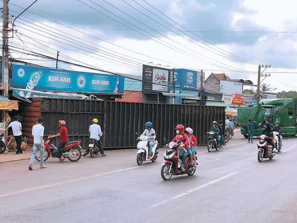 Bình Phước: Kinh hoàng thùng container văng xuống đường làm 2 người thương vong, người thân khóc nghẹn tại hiện trường