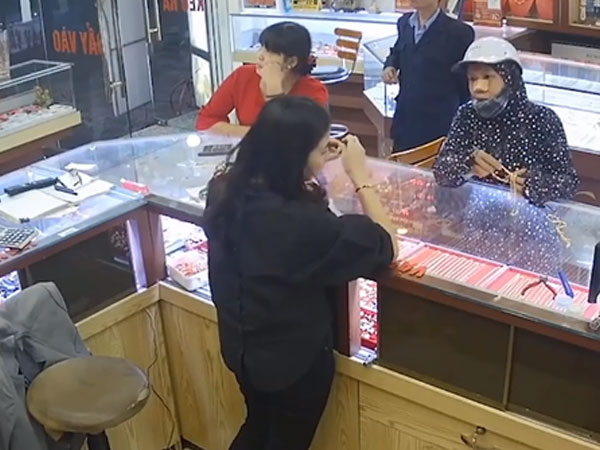 Clip: Khoảnh khắc người phụ nữ làm 'ảo thuật hô biến', cuỗm sợi dây chuyền 17 chỉ vàng ngay trước mắt nhân viên