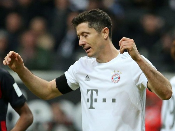 Lewandowski nổ súng 10 trận liên tiếp, Bayern vẫn thảm bại 1-5 khó tin