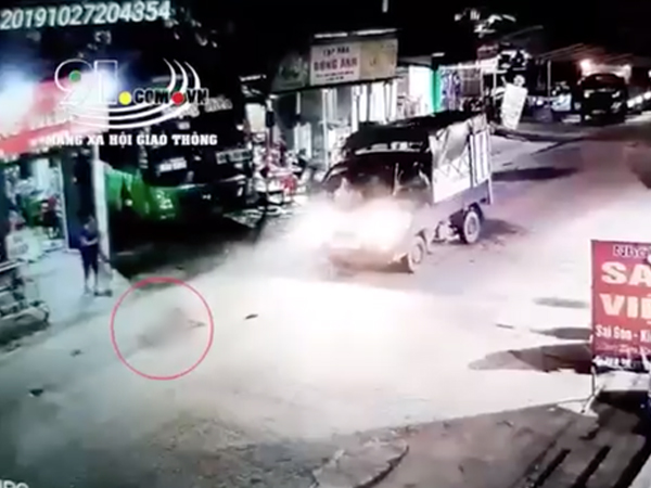 Video: Hãi hùng clip bé gái chạy băng qua đường bị xe tải tông trực diện, văng xa nhiều mét