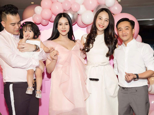 Mới sinh quý tử được đúng 1 ngày, Diệp Lâm Anh đã ăn diện lộng lẫy, mở tiệc sinh nhật con gái khiến ai cũng ngạc nhiên