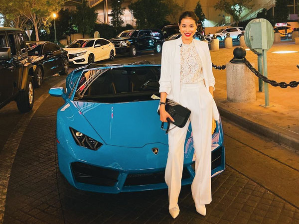 Phạm Hương lại khoe siêu xe bạc tỷ mới tậu, còn quay clip đi dạo vài vòng Las Vegas cho fan 'đã mắt'