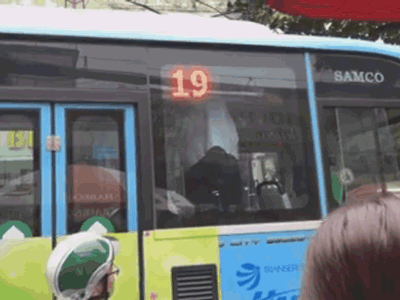 Tài xế Grabbike và xe buýt chốt cửa đấm đá trong xe, CSGT đứng dưới hét: 'Mở cửa ra'