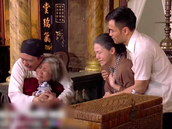 Tập cuối 'Tiếng sét trong mưa': Thị Bình mang tro cốt của Khải Duy về cho bà Hội, gọi tiếng mẹ chồng sau 24 năm