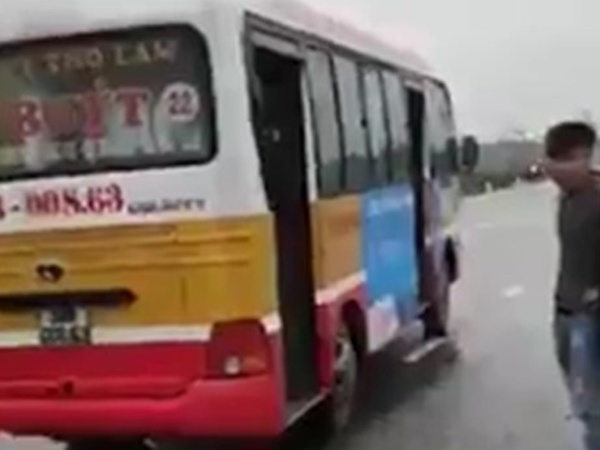 Đình chỉ lái xe buýt đánh nhau với hành khách vì liên tục đòi dừng xe