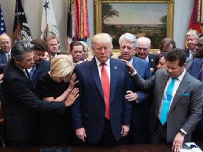 Cố vấn tâm linh cầu nguyện cho ông Donald Trump giữa sóng gió luận tội