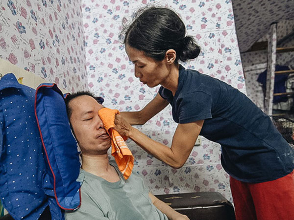Xúc động người vợ 10 năm chăm chồng bị liệt toàn thân ở Hà Nội: 'Nếu không có anh, tôi không sống nổi'