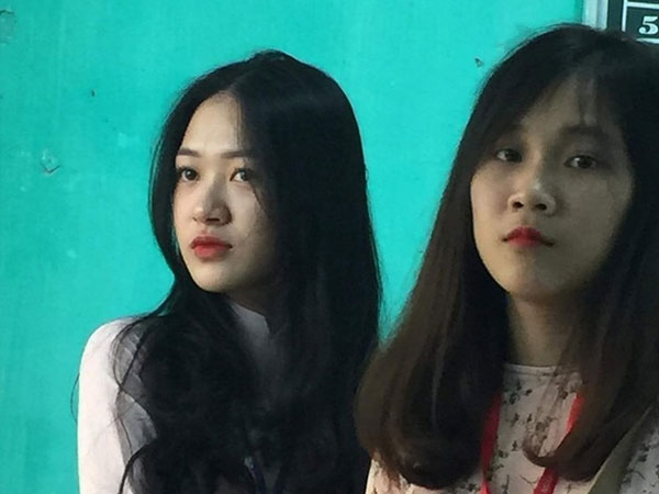 Dù bị chụp lén, 2 cô giáo thực tập vẫn 'xinh phát hờn' khiến khối người háo hức mong được đi học trở lại