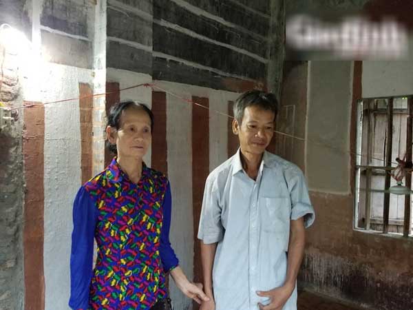 Cụ bà 73 tuổi một mình nuôi con tật nguyền ở Bắc Giang xin ra khỏi hộ nghèo