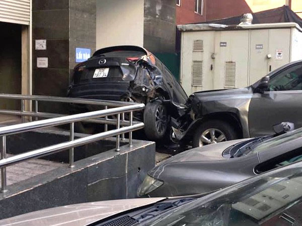 Xe sang Lexus mất lái đâm hàng loạt ô tô ở Hà Nội