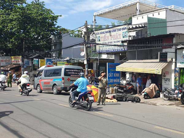 TP.HCM: Cô gái 20 tuổi bị xe tải cán tử vong thương tâm, người dân dùng ô che nắng cho thi thể