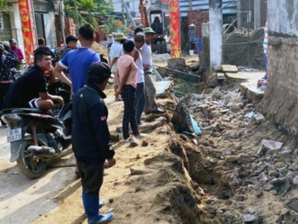 Tường sập đè trúng hai công nhân