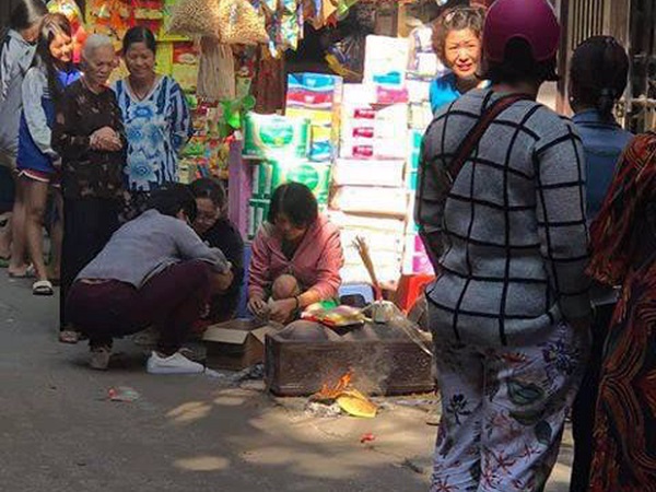 Hà Nội: Bàng hoàng phát hiện thi thể thai nhi trong thùng rác