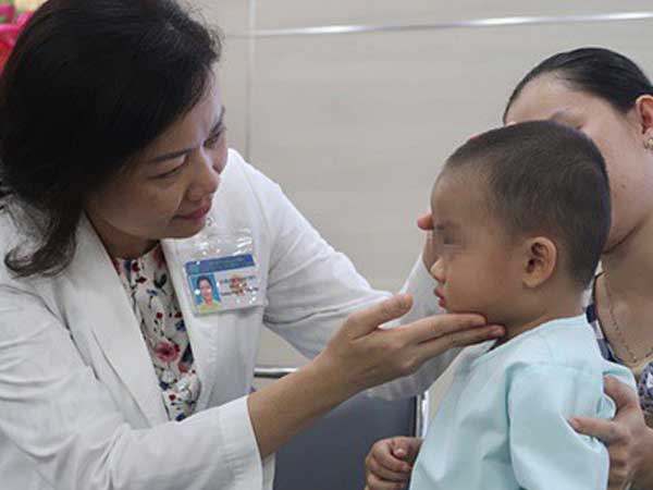 Bé trai 2 tuổi suýt bị mù mắt do biến chứng viêm xoang