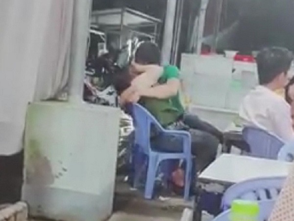 Đôi trai gái thản nhiên ôm hôn ngấu nghiến giữa chốn đông khiến người xung quanh ngơ ngác hỏi nhau: 'Là quán ăn hay là nhà nghỉ?'