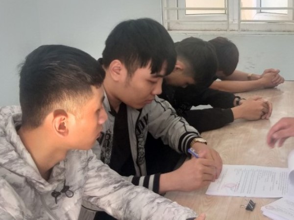 Cướp nhầm... công an, 7 tên cướp dắt nhau lên phường