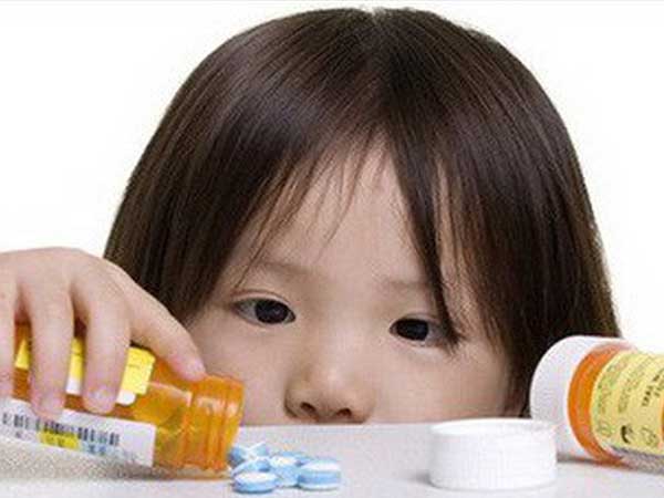 Cảnh báo khi người già và trẻ nhỏ dùng thuốc
