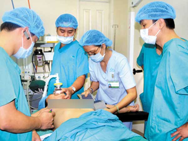 Phẫu thuật nâng ngực có thể gặp những tai biến gì?