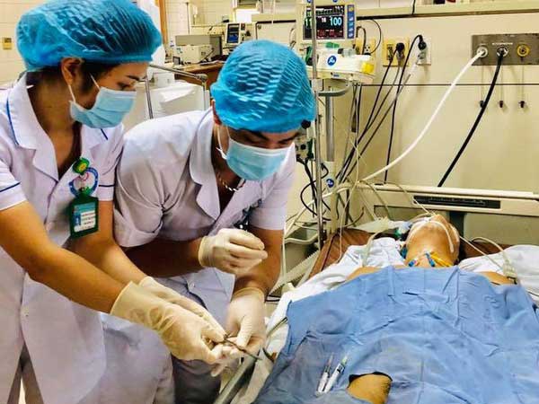 Thanh niên bị thân cây xiên qua người vẫn sống, bác sĩ phải thốt lên 'Thần may mắn là có thật'