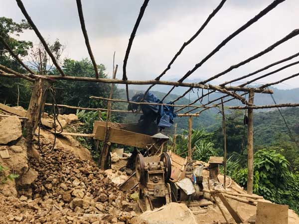 Ngổn ngang những bãi vàng trái phép