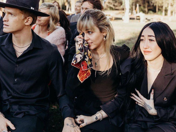 Không thể tình hơn: Cody lặng lẽ an ủi Miley Cyrus khi thấy cô khóc trong đám cưới em trai