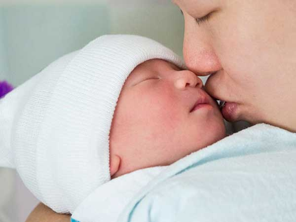 Bác sĩ Nhi khoa cảnh báo thêm một loạt virus cực nguy hiểm, dễ dàng lây khi hôn trẻ nhỏ
