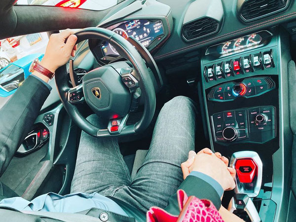 Phạm Hương tiếp tục khoe hình người đàn ông bí ẩn khiến dân mạng không khỏi tò mò