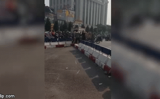 Ngồi bên lề đường giữa đêm khuya, nam thanh niên khiến người đi đường 'sởn tóc gáy' với những hành động quái dị