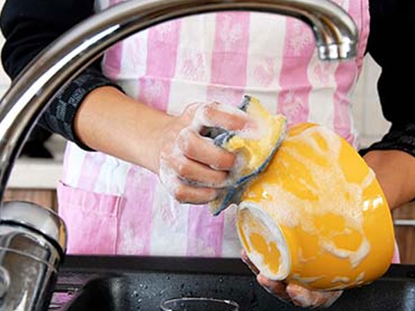 Nếu rửa chén bát theo cách này  bạn đang gây hại cho cả gia đình
