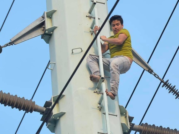 Hà Nội: Thanh niên cố thủ ở độ cao hơn 20m trên đường điện cao thế