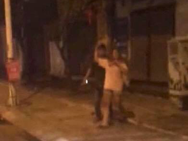 Hà Nội: Nam thanh niên cầm dao dí vào cổ bạn gái uy hiếp trong đêm khiến nhiều người sợ hãi