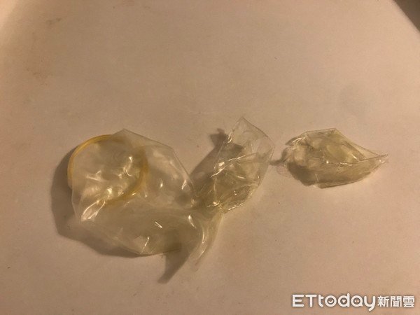 Đôi trẻ hoảng hốt cầu cứu bác sĩ vì vừa 'lâm trận' mà 'áo giáp' đã rách toang thành 3 mảnh