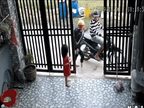 Video: Anh trai bất lực truy hô khi em gái bị cướp điện thoại trước cửa nhà