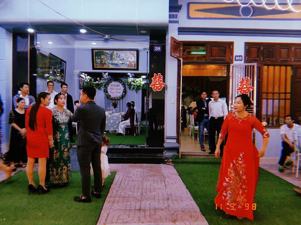 Chuyện tình 'nhà nàng ở cạnh nhà tôi' của cặp đôi chênh nhau 7 tuổi, đám cưới mắc chung một rạp khiến bao người ngưỡng mộ