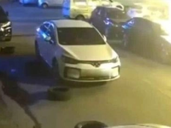 Cố gắng diệt gián, cụ già Trung Quốc thiêu rụi ba ôtô đỗ dọc đường