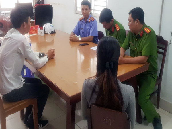 Cô gái trẻ bị bạn trai qua mạng hiếp dâm