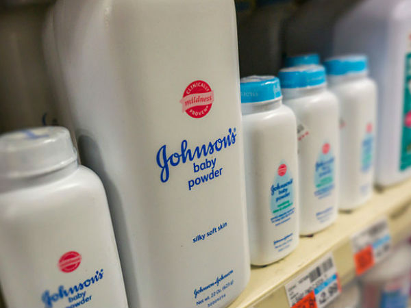 Nhiều nhà bán lẻ ngừng bán phấn rôm của Johnson & Johnson vì chứa amiăng