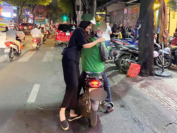 Đăng hình đi xe ôm, Mai Phương Thúy bị bạn bè 'bóc phốt' dìm hàng cả anh tài xế lẫn chiếc xe vì lý do 'dở khóc dở cười' này