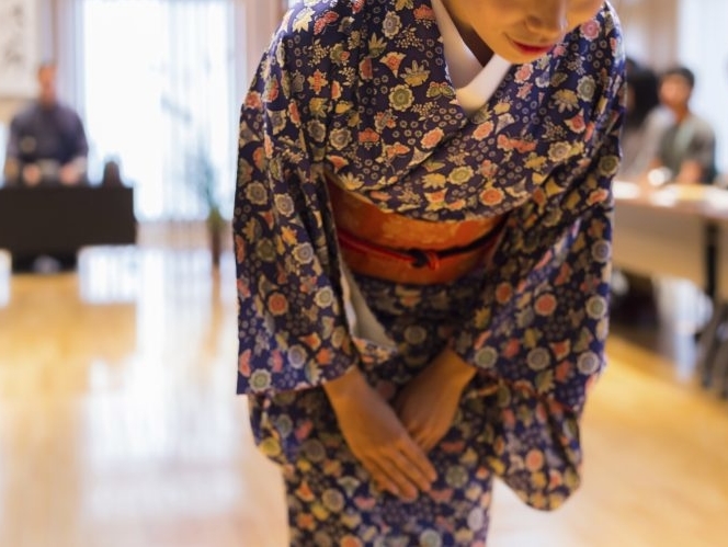 Nhà hàng Nhật Bản bị chỉ trích vì không cho nhân viên đeo kính khi mặc kimono