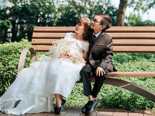 Đám cưới cặp đôi tí hon' như học sinh lớp 1 'gây bão' trên MXH khiến nhiều người xúc động