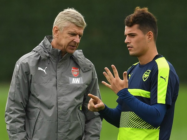 HLV Wenger bất ngờ lên tiếng vụ Xhaka văng tục với fan Arsenal